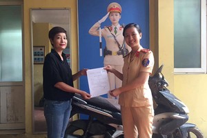 河內市公安交警科1號交警隊向裴氏芳慶交還於7年前遺失的摩托車。（資料圖源：CTV）