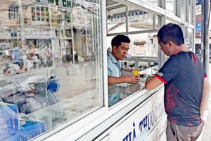 市民在第十二郡某藥房買藥。