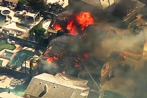 橘郡北部阿納海姆的房屋被燒毀。（圖源：互聯網）