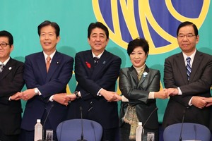 日本首相安倍晉三（中）與其他黨派的黨魁合照。（圖源：互聯網）