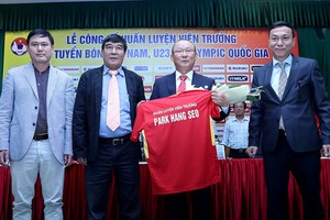 朴恒緒教練（右二）接受主教練衫。（圖源：互聯網）