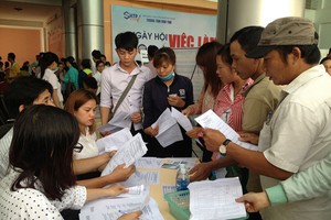 年輕人在輔業盛會尋找就業機會。