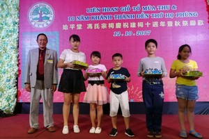 馮金星理事長發獎學金給學生。