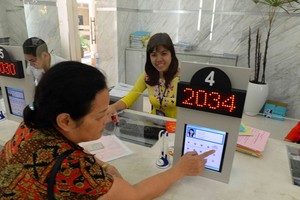 市民在第一郡人委會透過電子應用程式評價公務員的工作和 服務態度。