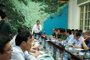 農業與農村發展部長阮春強(中)主持中央天災防範指委會的會議，以討論應對11號颱風的措施。（圖源：BT）