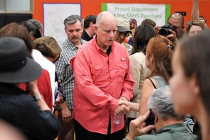 圖為前往災區視察的加州州長傑里‧布朗(中)與受災民眾握手。（圖源：互聯網）