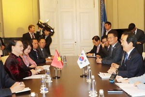 國會主席阮氏金銀（左二）會見韓國國會議長丁世均。（圖源：越通社）