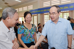市委書記阮善仁與古芝縣選民接觸。（圖源：越勇）