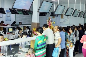 市民持醫保卡在守德郡醫院掛號求診。