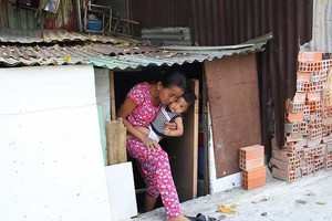 平盛郡潘文欣街某民戶在街道整飭和拓寬 後，屋基比路面低很多。