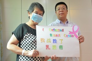 陳瑰蓮與醫院醫生合影。