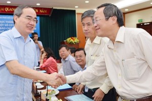 市委書記阮善仁(左)與若干媒體機關領導握手。（圖源：越勇）