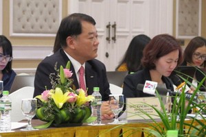 越南三星副總經理Bang Hyun Woo (前左)“外資溢出效應30週年”座談會上發表講話。（圖源：）