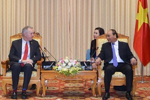 政府總理阮春福(右)接見了工作任期屆滿前來辭行拜會的美國駐越南大使特德‧奧修斯(Ted Osius)。（圖源：武勇）