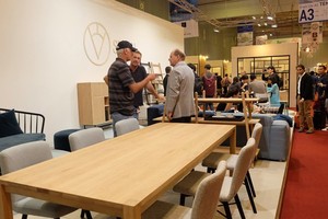 外籍人士參觀越南木材傢具展覽攤位。（示意圖源：黎皇）