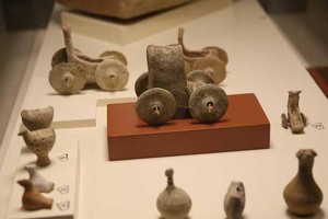 據專家介紹，這有可能是世界上最古老的“玩具車”。（圖源：互聯網）