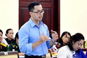 公共客運管理與調度中心副主任何黎恩與本市領導進行會唔與對話時發言。（圖源：嶺紅）