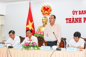 圖為安江省人委會副主席林光詩(右二)在會議上發言。（圖源：英科）