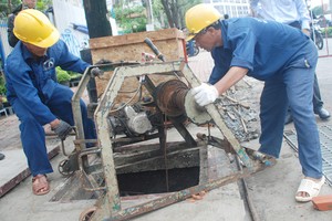 都市排水公司工人在阮友景街疏通溝渠。（圖源：明慧）