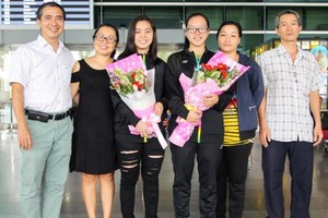 黎美賢和阮黎慶在機場與家人合照。