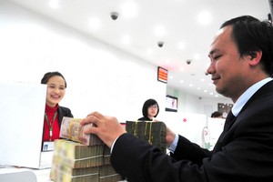 本市有多家銀行活動良好和取得可觀業績。