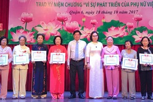 當天，有13名個人獲“為越南婦女發展”紀念章，另有37個人獲郡表彰。（圖源：海韻）
