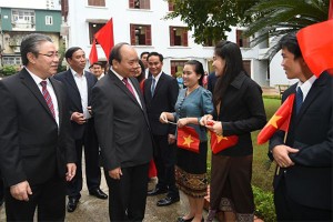 政府總理阮春福與外國留學生交談。（圖源：VGP）