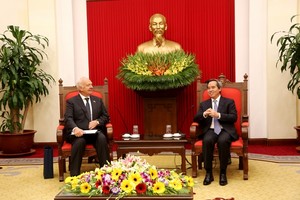 中央經濟部長阮文平(右)接見俄羅斯聯邦駐越南大使康斯坦丁‧弗努科夫和。（圖源：越南共產黨電子報）