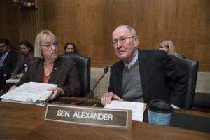 提出了兩黨醫保議案的華盛頓州民主黨參議員Patty Murray（左）田納西州共和黨參議員Lamar Alexander（右）週三在國會山講話。 (圖片來源：J. Scott Apple White/Associated Press)