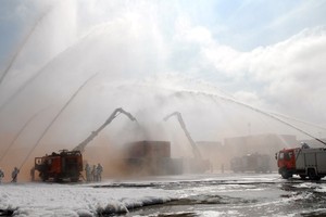 市人委會昨(21)日在第二郡桔萊港舉行防範爆破、化學毒劑洩漏、救援演習活動。（圖源：孟玲/越通社）