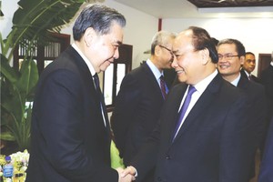 阮春福總理與各代表交談。