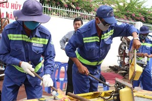 平新郡職能幹部銷毀捕魚機。