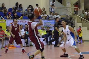 第五郡友誼隊（紅衣）對新加坡千禧隊比賽一瞥。