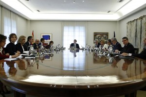 西班牙首相拉霍伊當地時間21日召開內閣緊急會議。（圖源：路透社）