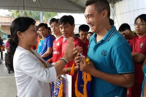 市教育部門領導向華語成人教育中心頒發紀念錦旗。