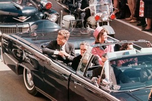 肯尼迪在與夫人傑奎琳事發前資料圖片。（圖源：互聯網）