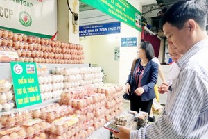 第一郡濱城市場銷售具有來源追溯信息的食品。