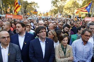 加泰自治區主席普伊格蒙特（左二）參加集會。（圖源：互聯網）