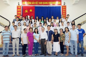 本報青年創作俱樂部舉行內部聚會後各執委與各校師生們留影。