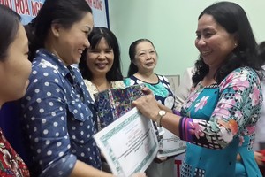 華人商販陳美月獲得“新商販”獎（左二）。