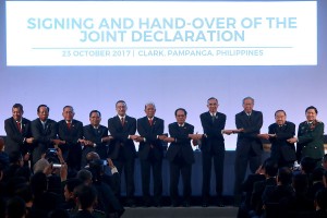 中央軍委副書記、國防長吳春歷大將（右一）與各國防長合照。（圖源：AFP）