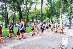 遊客量與日俱增，導遊供不應求。