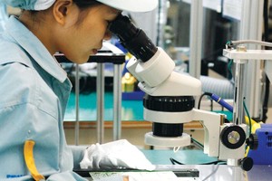 河內市北昇龍工業區松下企業的員工在做研究。