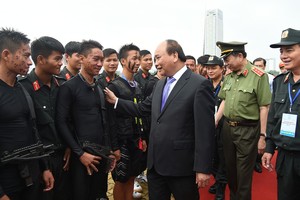 政府總理阮春福看望軍隊力量。（圖源：VGP/光孝）