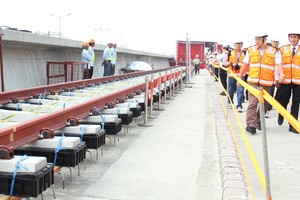 鐵軌敷設現場。