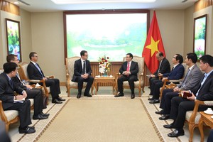 政府副總理王廷惠(中右)接見瑞士蘇黎世機場(Zurich Airport)集團代表團。（圖源：VGP）