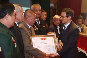 武德膽副總理向西北各省老年人模範頒發獎狀。