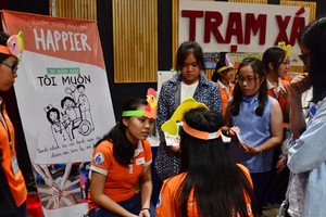 “快樂人”志願服務隊在介紹、分享自己的項目計劃。