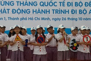 學生表演遵守交規歌曲。