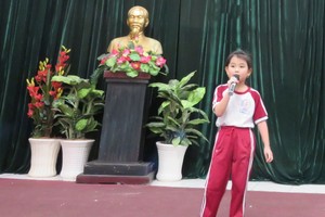 許童童以《童年》一曲獲得小學組第一名。